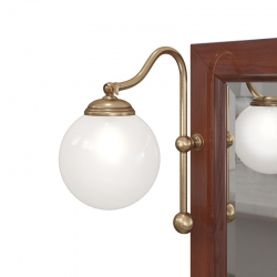 Круглый светильник в стеклянном плафоне с креплением к рамке зеркала